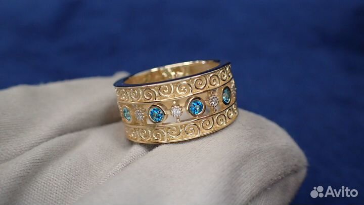 Золотое кольцо с топазами и бриллиантами