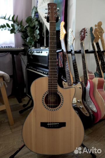 Акустическая гитара из массива