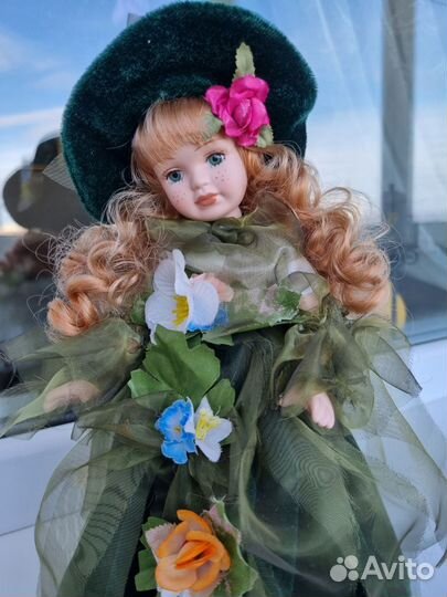 Кукла фарфоровая