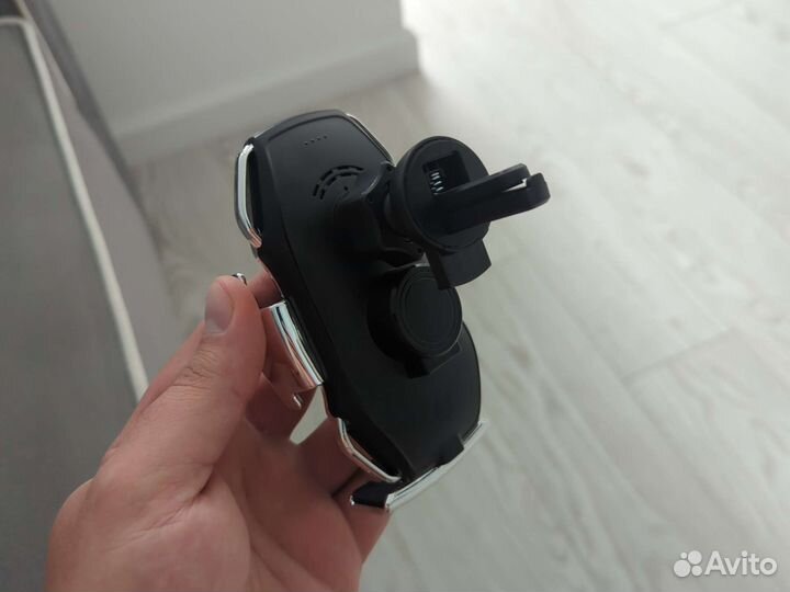 Беспроводная зарядка в машину