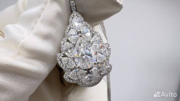 Золотое кулон с бриллиантом 2ct и боковыми грушами