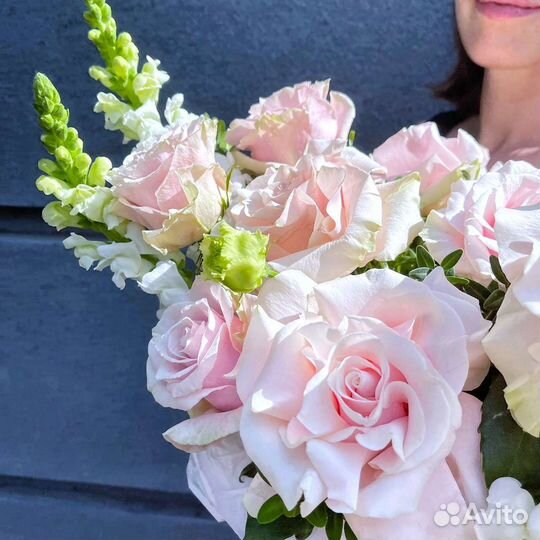 Цветы в коробке: французская роза и львиный зев