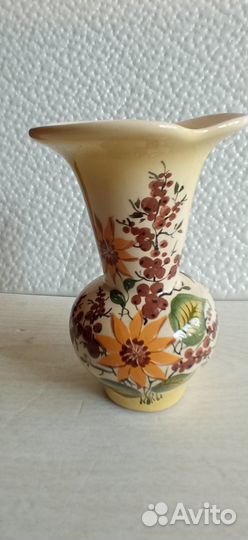 Вазы разные, давнишние и относительно современные