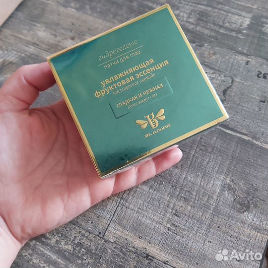 Патчи для глаз и массажная щетка для головы