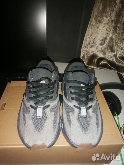 Кроссовки Yeezy 700