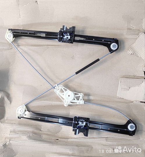 Стеклоподъмник передней левой двери 95B837461B