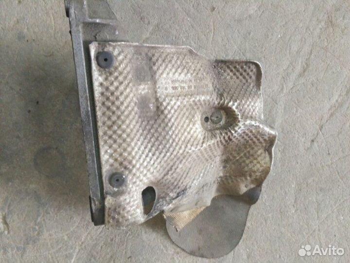 Кронштейн двигателя передний правый Volkswagen