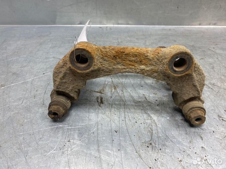 Скоба суппорта переднего Volkswagen Passat B5