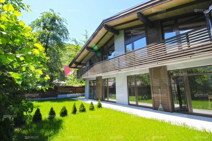 Дом 200 м² на участке 5 сот.