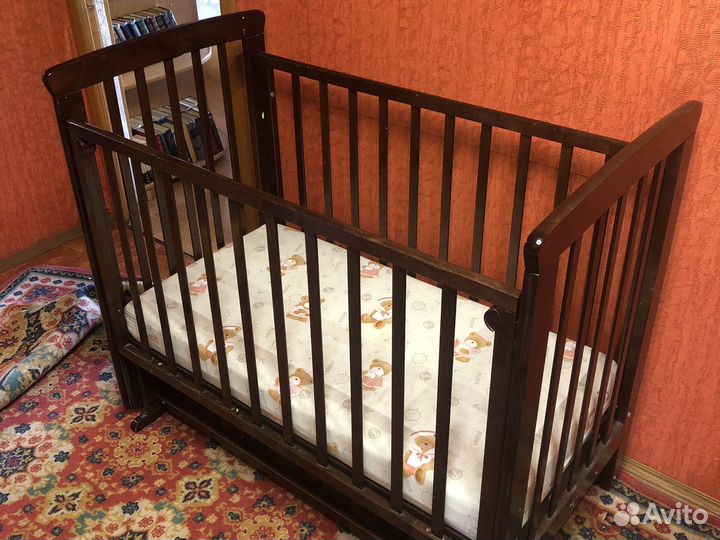 Детская кроватка с маятником