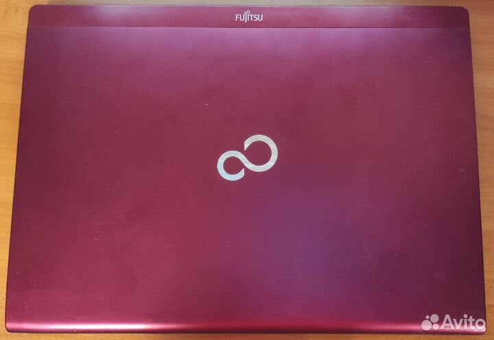 Ноутбук Fujitsu UH572 красный
