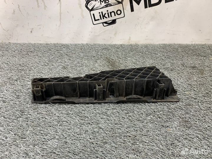 Кронштейн решетки радиатора левый Mercedes Glk