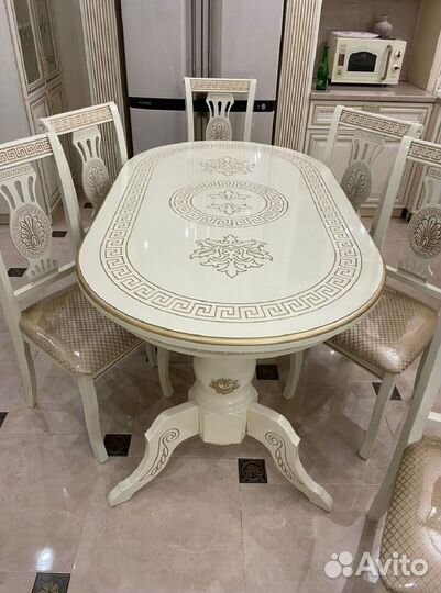 Стол обеденный. В наличии