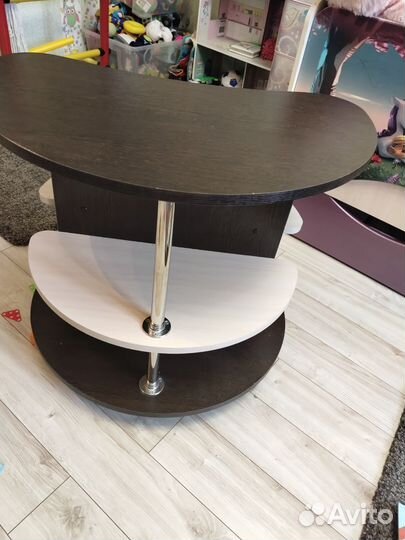 Прикроватный столик на колесиках