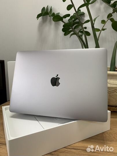 MacBook pro 13 2019 i5 8gb 256gb