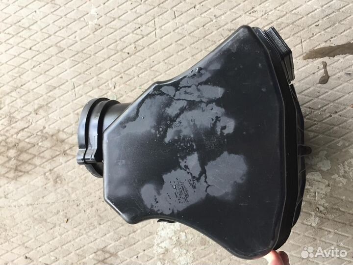 Корпус воздушного фильтра Audi A8 (есть трещина)