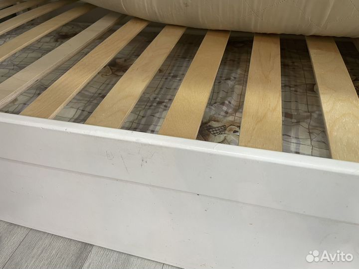 Двухярусная кровать с видвижным местом.массив