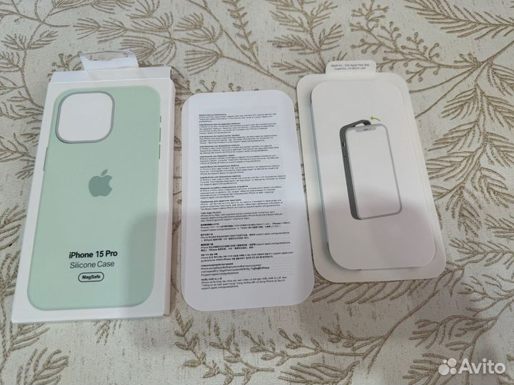 Силиконовый чехол на iPhone 15 Pro мятный
