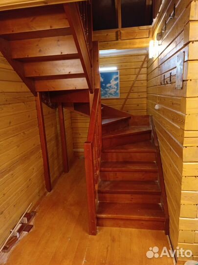 Деревянная лестница в коттедж под ключ