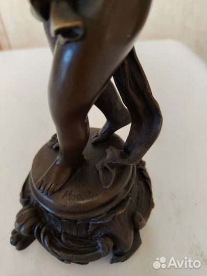 Бронзовая скульптура Ангелочек с кувшином