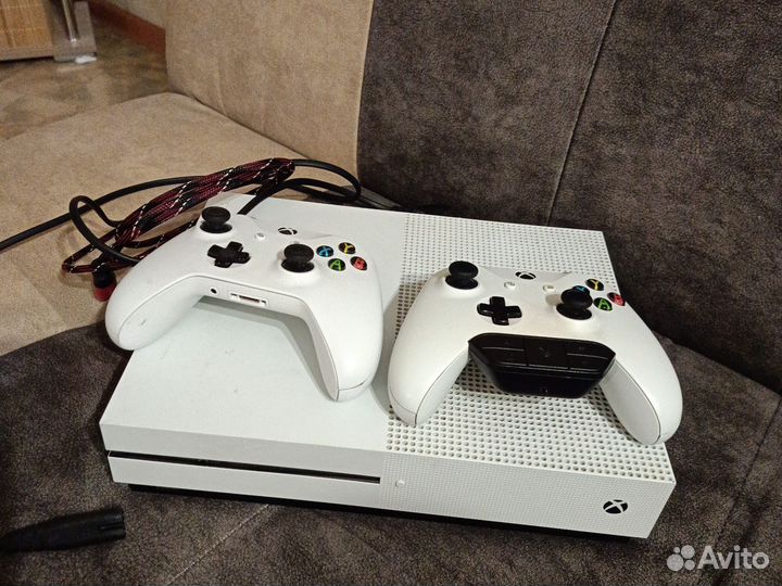 Xbox One s 2 геймпада 1tb