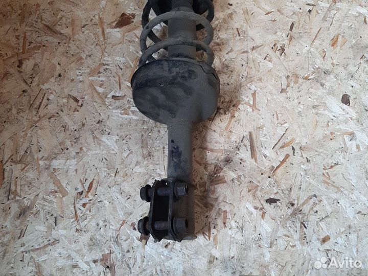 Передняя правая стойки рено кангу1