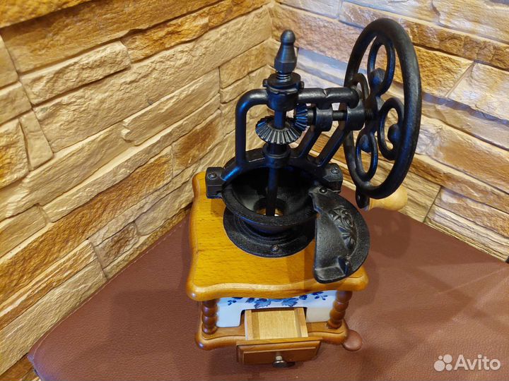 Винтажная ручная кофемолка