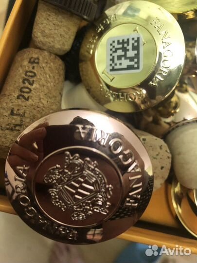 Коробка с пробками от коньяка и шампанского