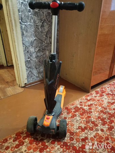 Самокат трёх колёсный