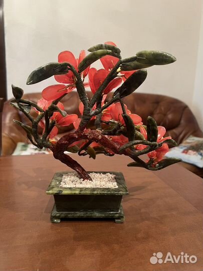 Дерево с цветами из натурального камня