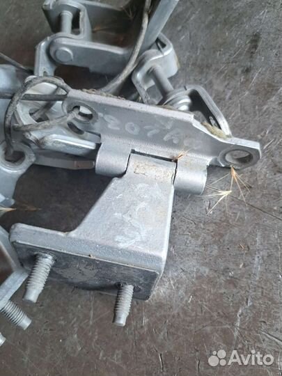 Петля двери Nissan Fuga