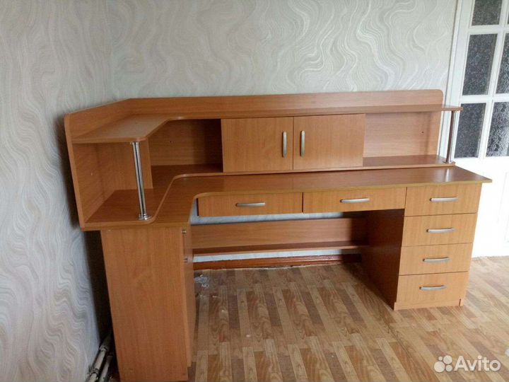 Письменный стол с навесной полкой