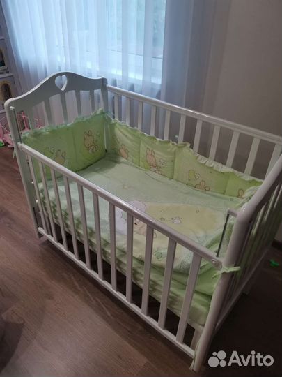 Детская кроватка с продольным маятником