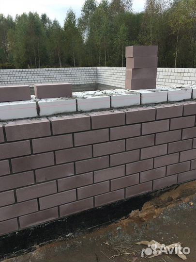 Бригада строителей каменщики