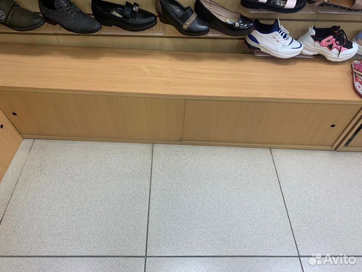 Полка напольная с дверьми