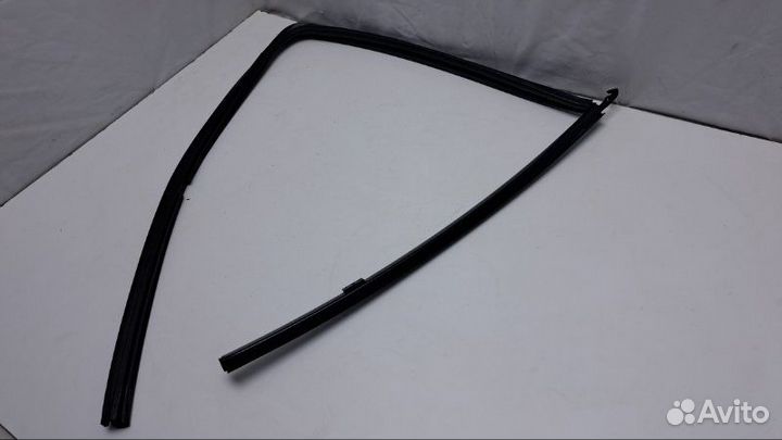 Уплотнительная резинка боковой двери задняя правая