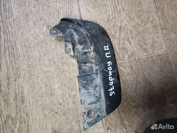 Брызговик передний правый Renault Sandero Stepway