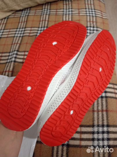 Кроссовки женские