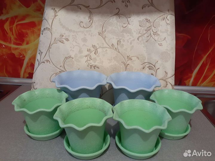 Горшки и лейка для цветов