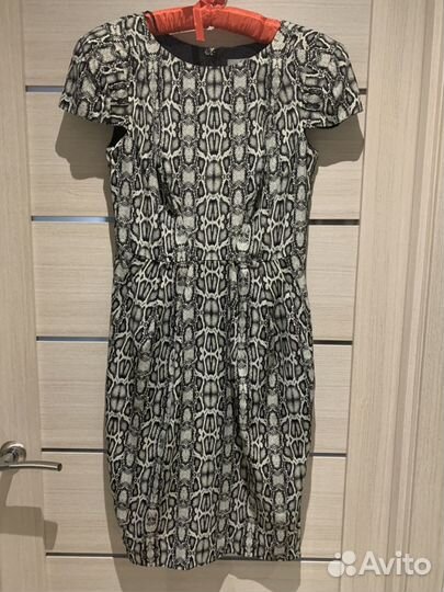 Платье-футляр