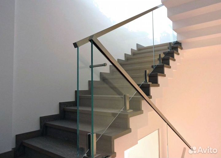 Стеклянное ограждение лестницы