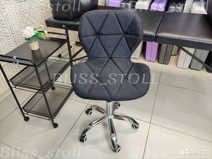 Кушетка со стулом и тележкой