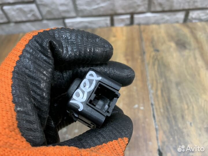 Jeep Grand Cherokee Кнопка закрывания багажника