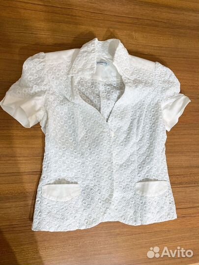 Блузка жен белая 44 46, высок ворот, низк вырез