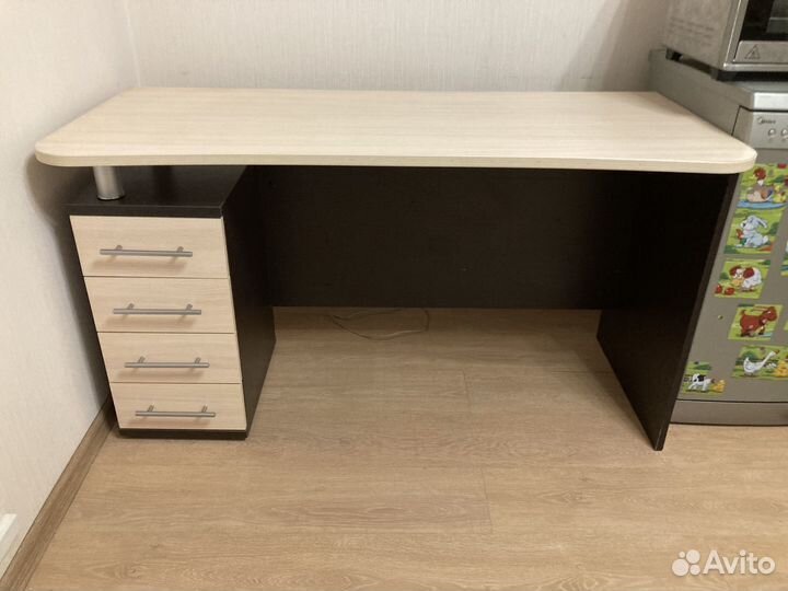 Письменный стол