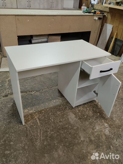 Письменный стол белый