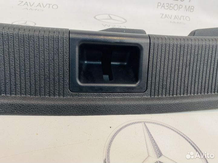 Кожух замка багажника Mercedes W204