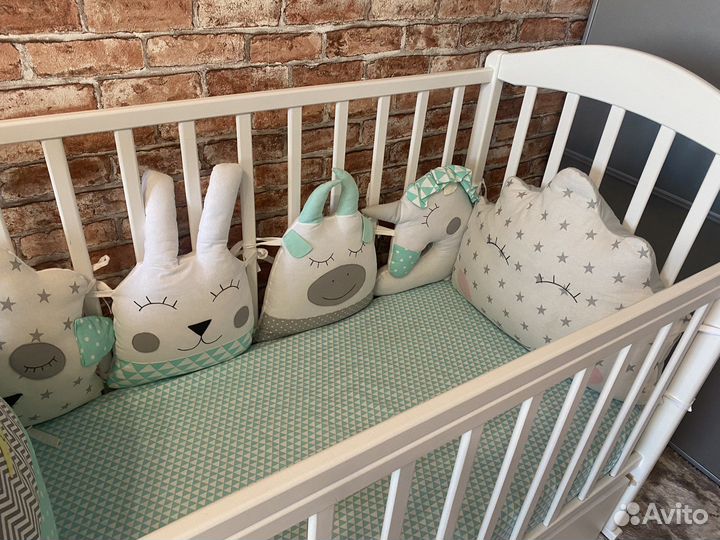 Детская кроватка с маятником