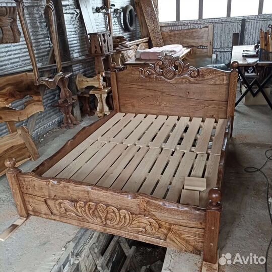 Кровать из массива дерева