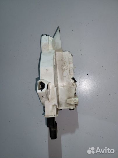 Замок двери передний левый Peugeot 3008